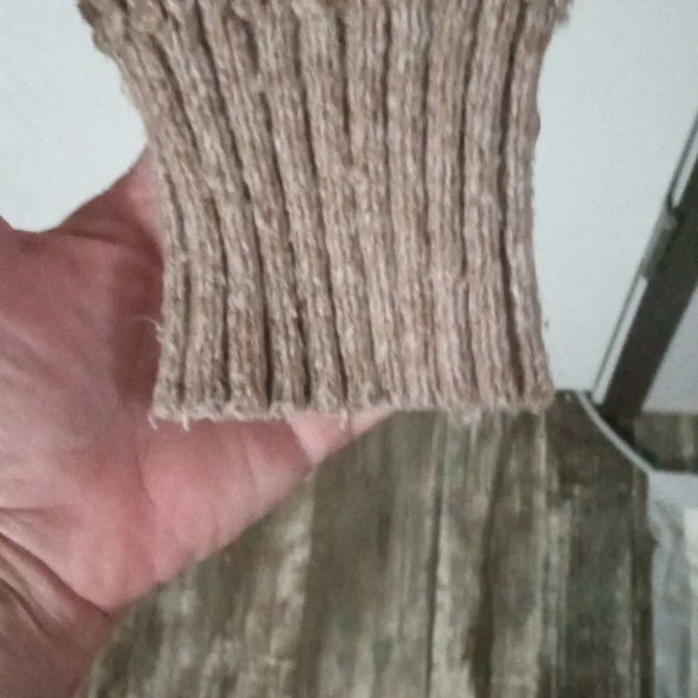 I'm selling the most comfy sweater! The - Picture 4 of 6
